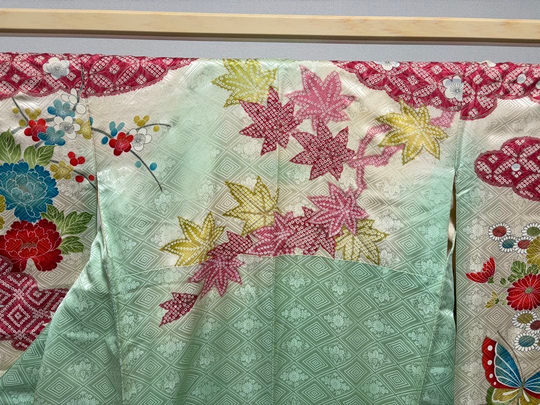 A5 レトロ 蝶に花々 刺繍 金銀彩 薄緑 正絹 袷 振袖 着物 成人式 K19