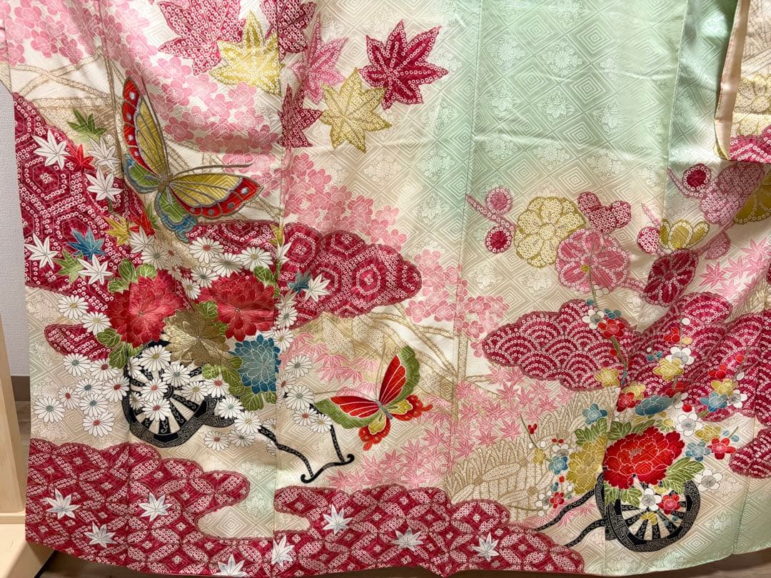 A5 レトロ 蝶に花々 刺繍 金銀彩 薄緑 正絹 袷 振袖 着物 成人式 K19