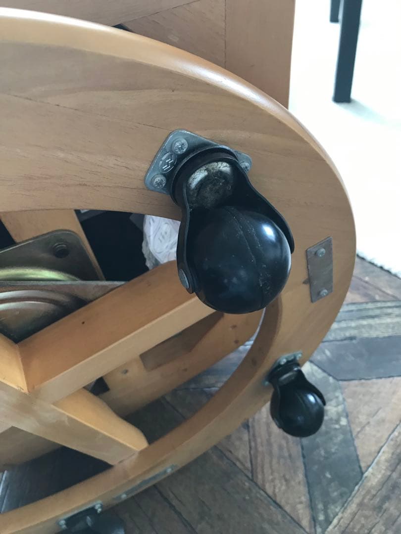  　１脚ニトリ食卓椅子レザー 回転式アームチェア