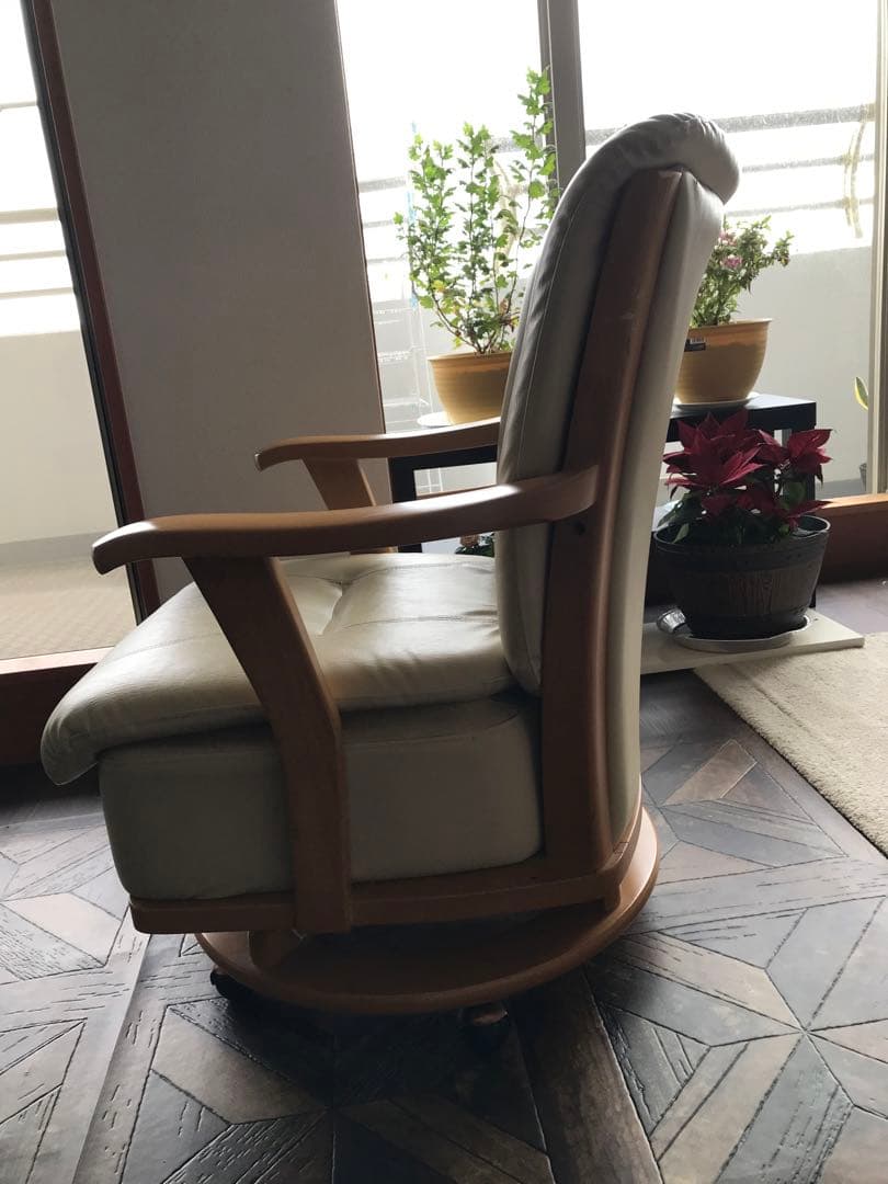  　１脚ニトリ食卓椅子レザー 回転式アームチェア