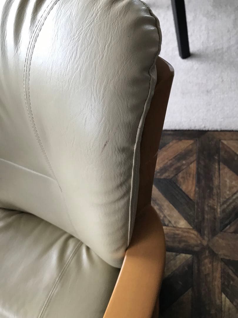  　１脚ニトリ食卓椅子レザー 回転式アームチェア