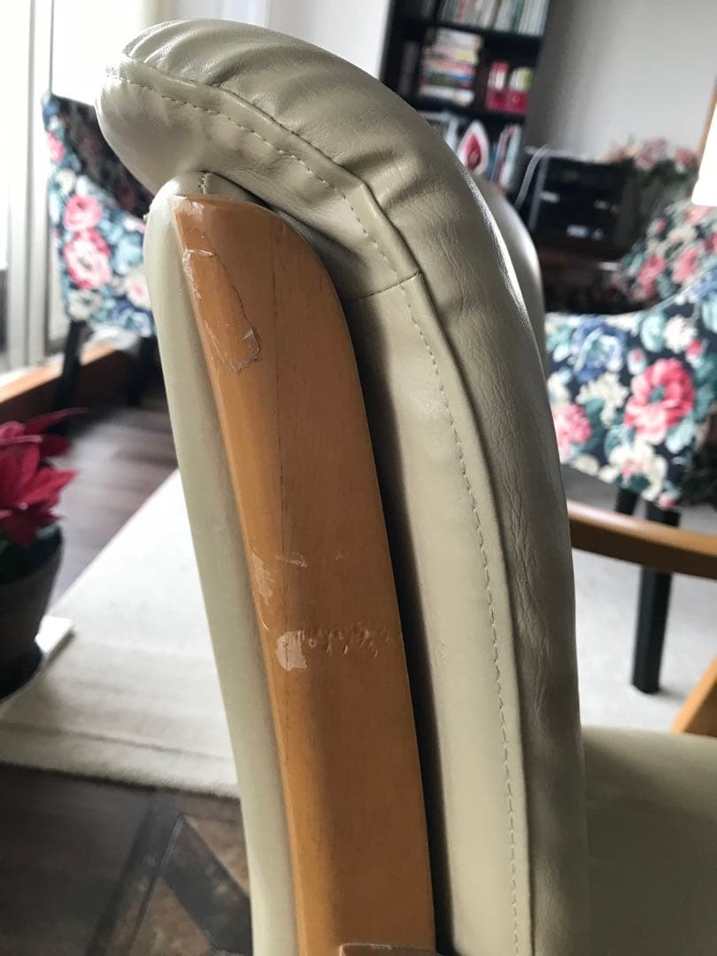  　１脚ニトリ食卓椅子レザー 回転式アームチェア