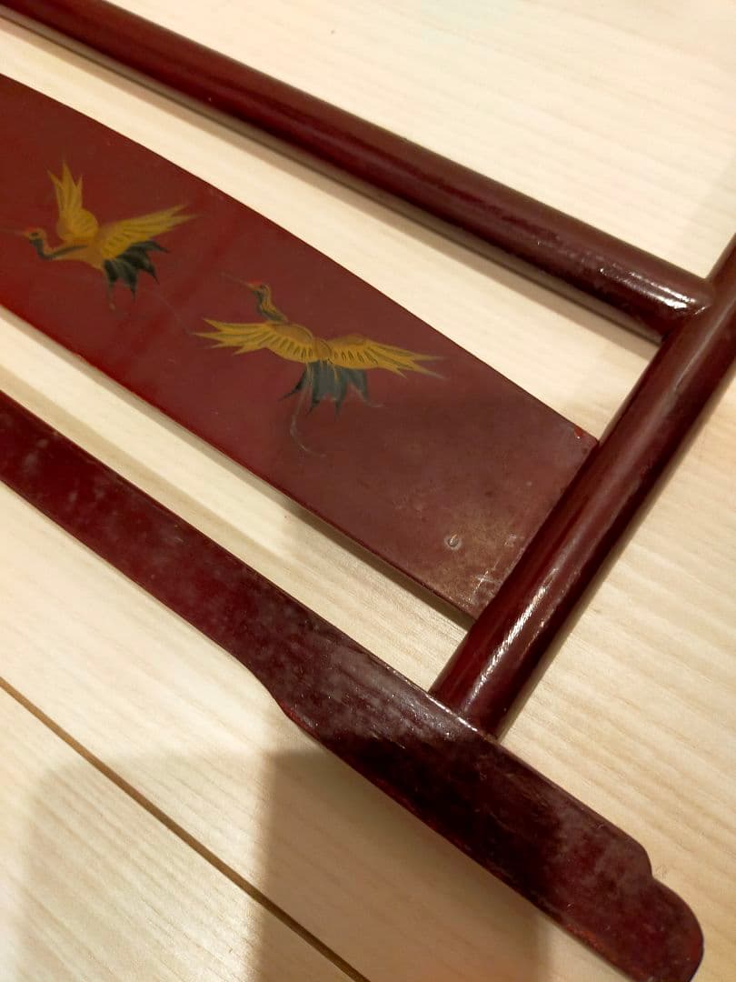 赤茶色の衣桁 ミニサイズ 鶴の絵柄付き