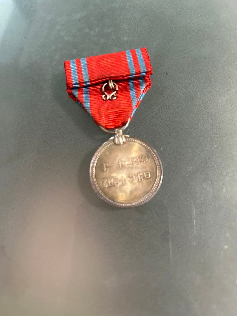 銀色メダル 建物彫刻付き