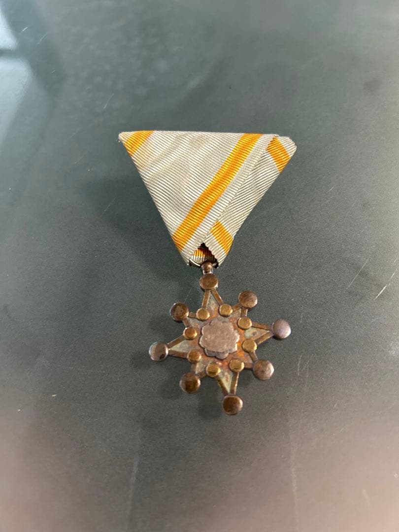 銀色メダル 建物彫刻付き