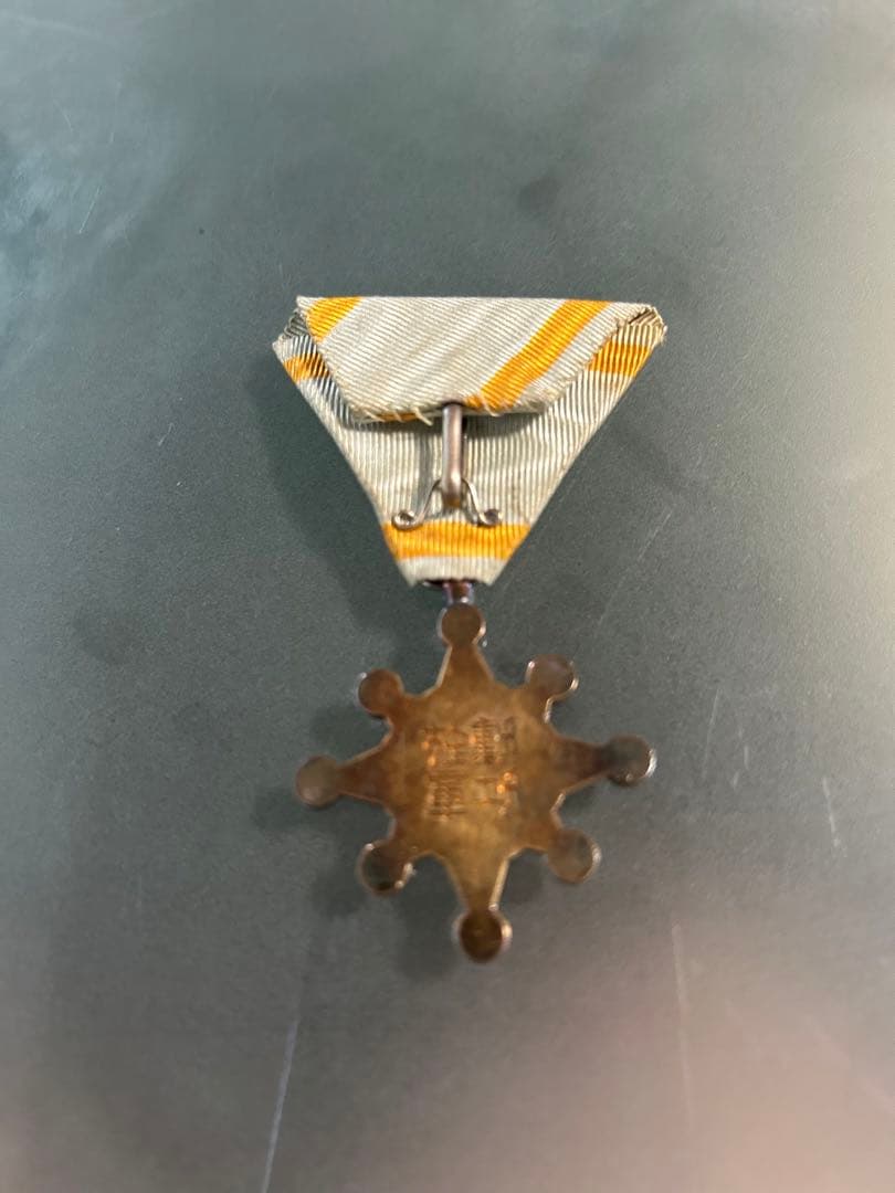 銀色メダル 建物彫刻付き