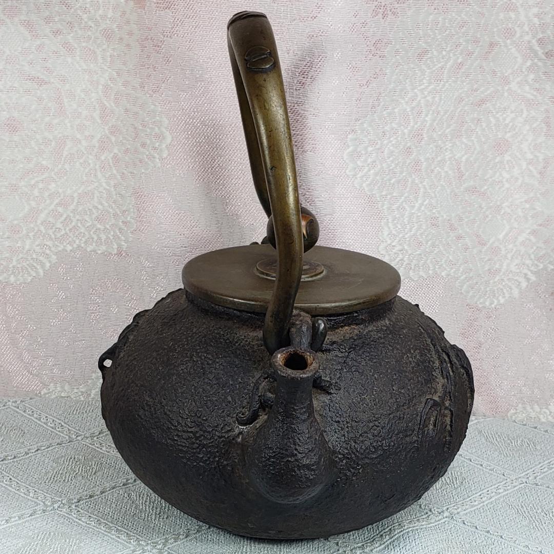 ◆『亀文堂 日本梅泉 岩柳葦蟹図平丸鉄瓶』◆検）龍文堂 金寿堂 安之介 光玉堂