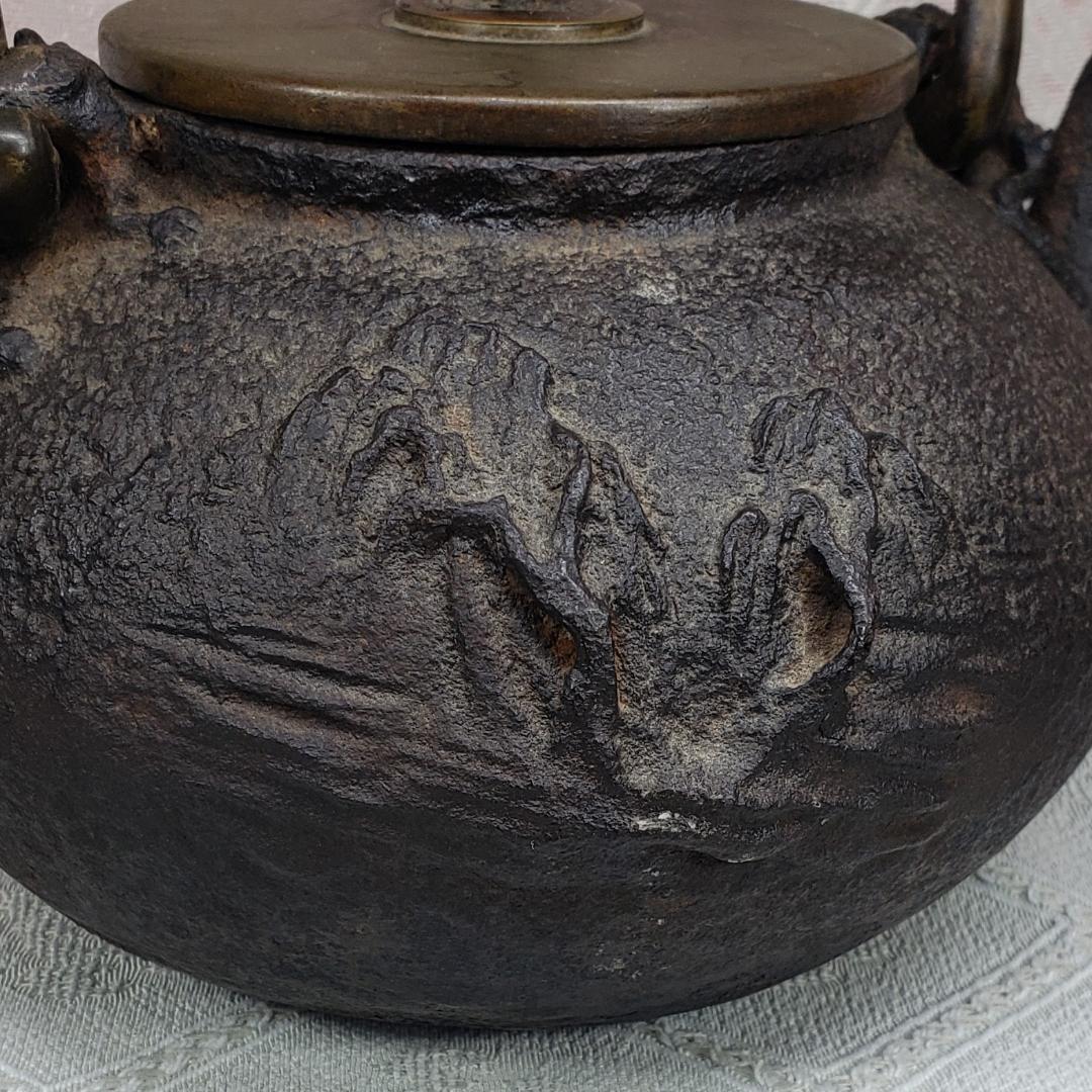 ◆『亀文堂 日本梅泉 岩柳葦蟹図平丸鉄瓶』◆検）龍文堂 金寿堂 安之介 光玉堂