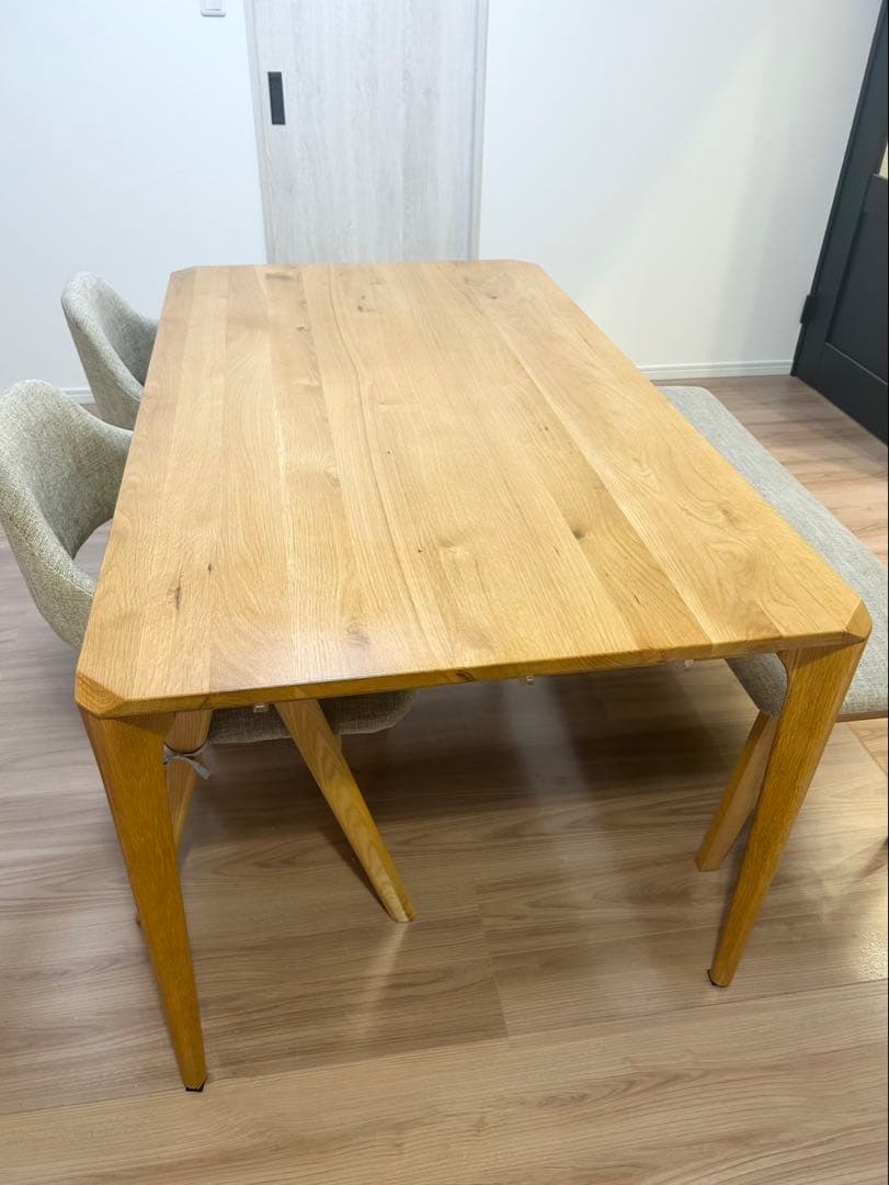 天然木無垢オーク材のダイニングテーブル