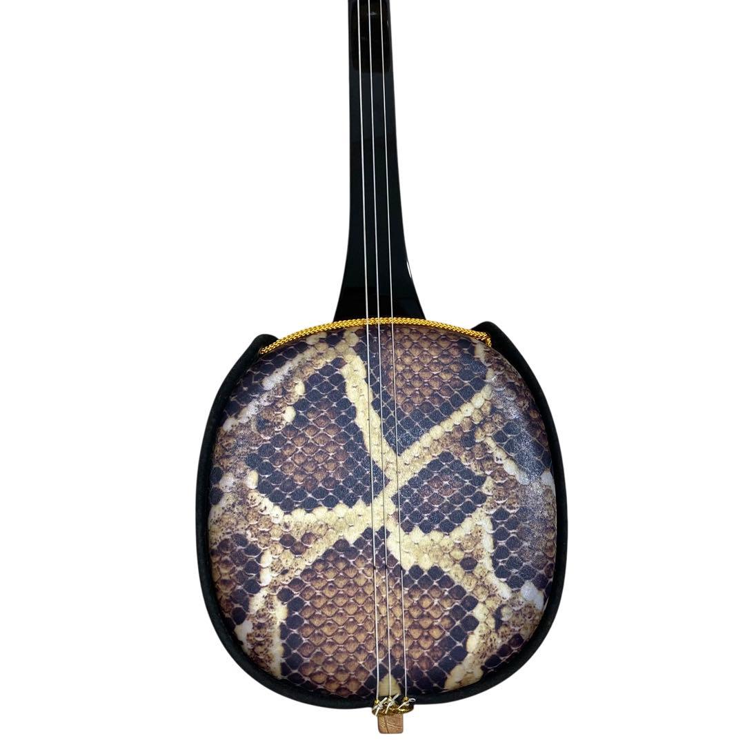 ✨付属品多数✨ 沖縄 三線 特上 人工皮革 蛇柄 ソフトケースや替弦など付属！