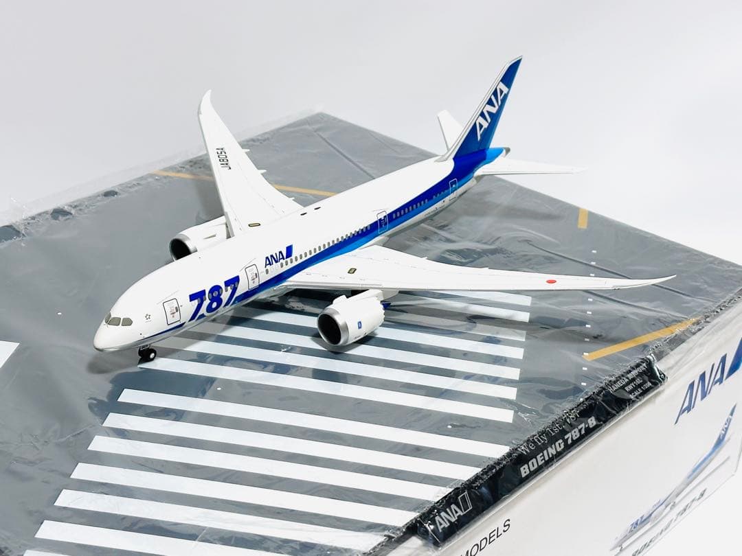 全日空商事 1/200 ANA B787-8 滑走路パネル付き NH20055