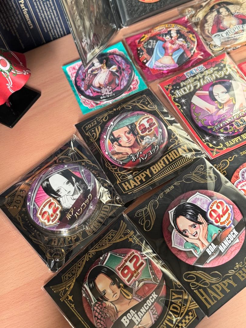 ハンコック　缶バッジ　フィギュア