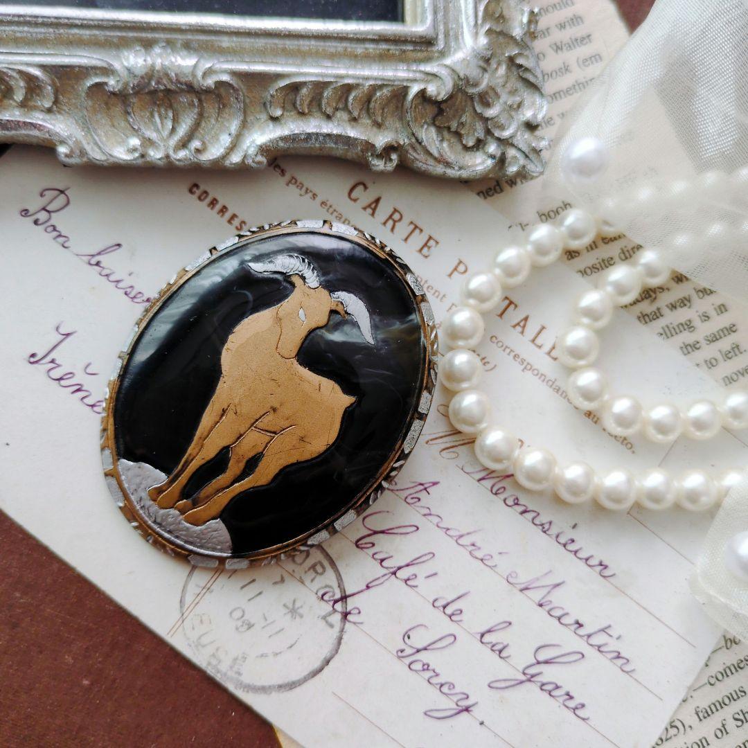 アキオ モリ 岩場に立つ山羊 ブローチ アカンサス模様 金蒔絵 水牛角 森暁雄