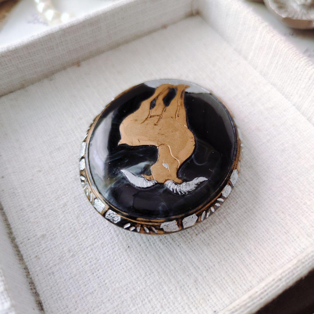 アキオ モリ 岩場に立つ山羊 ブローチ アカンサス模様 金蒔絵 水牛角 森暁雄