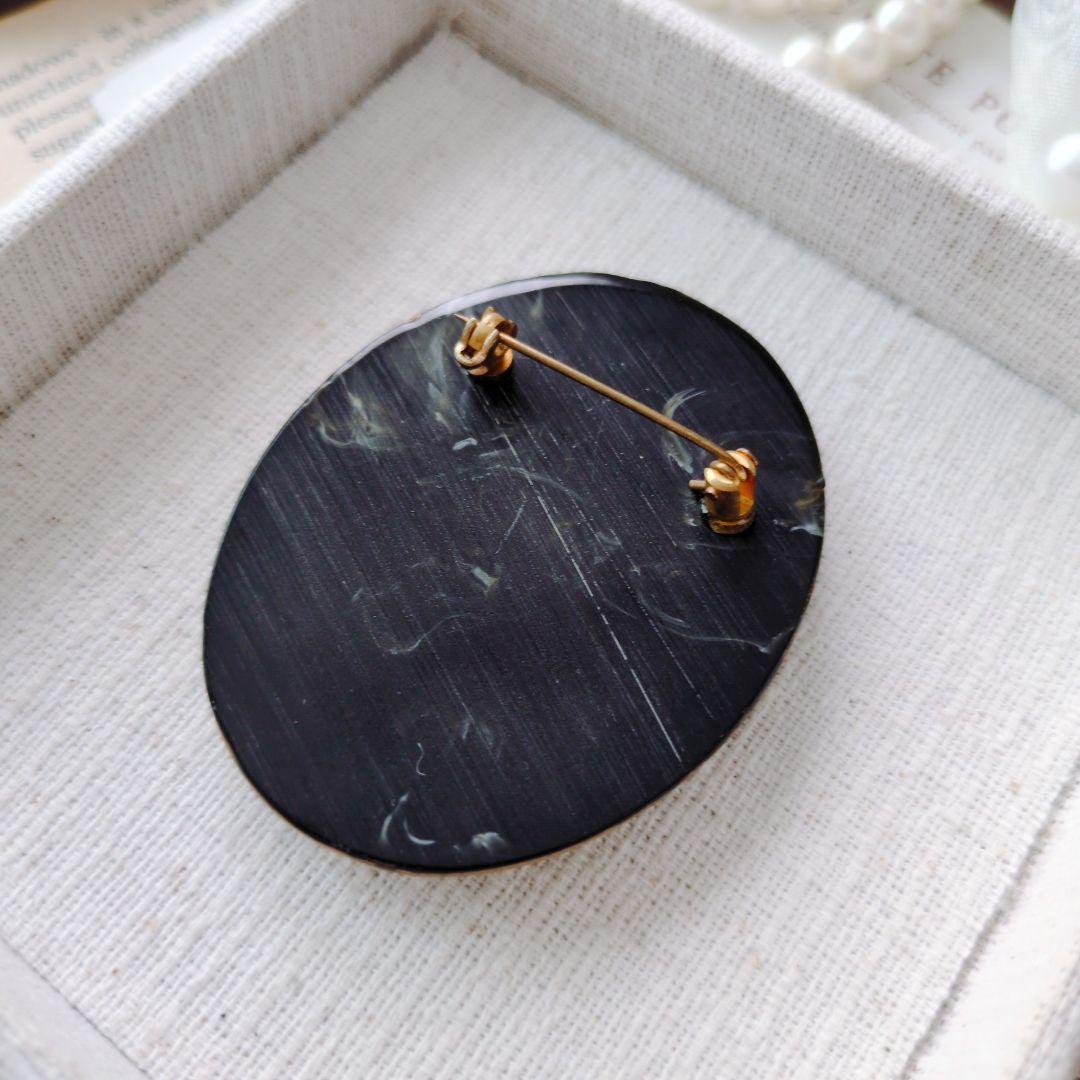 アキオ モリ 岩場に立つ山羊 ブローチ アカンサス模様 金蒔絵 水牛角 森暁雄