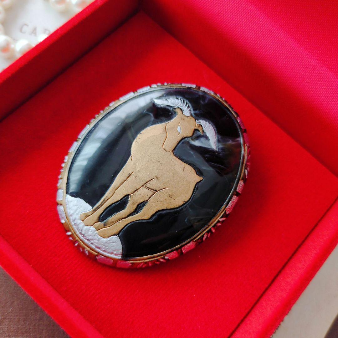 アキオ モリ 岩場に立つ山羊 ブローチ アカンサス模様 金蒔絵 水牛角 森暁雄