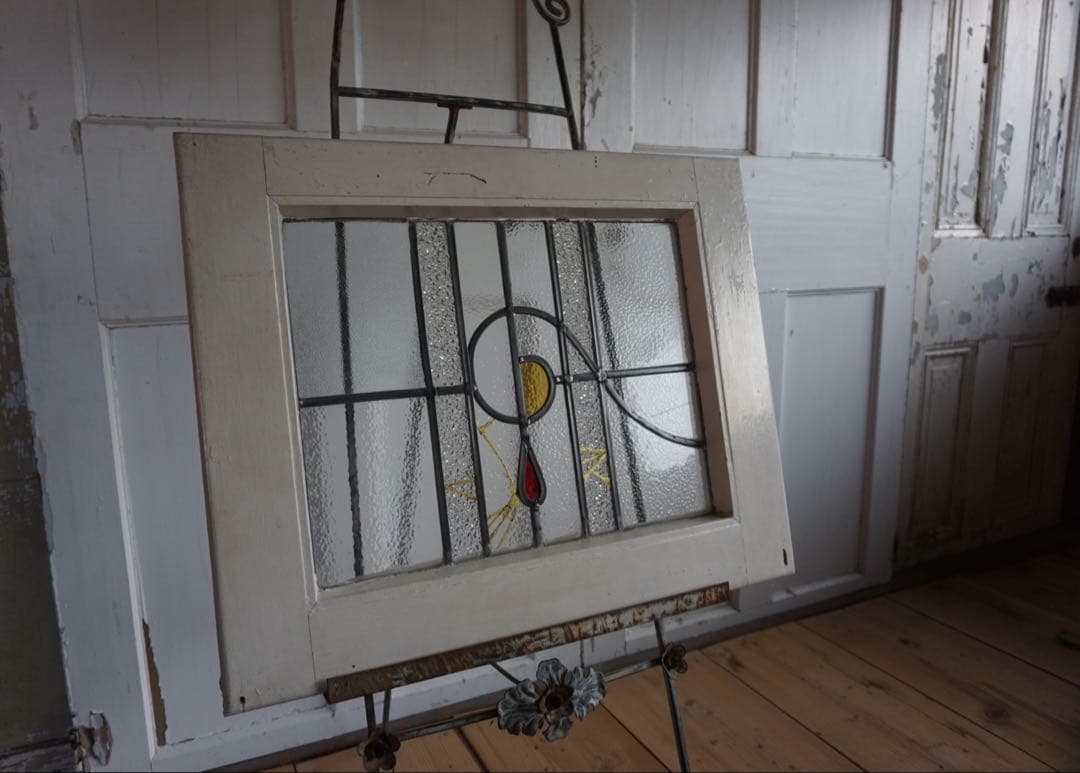 金継ぎされたアンティークステンドグラスの窓