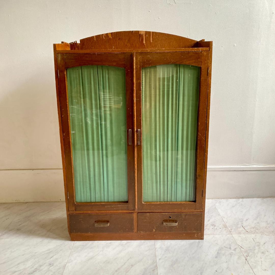 ジャンク レトロな木製キャビネット 古い本棚 ガラス扉付き カーテン付き