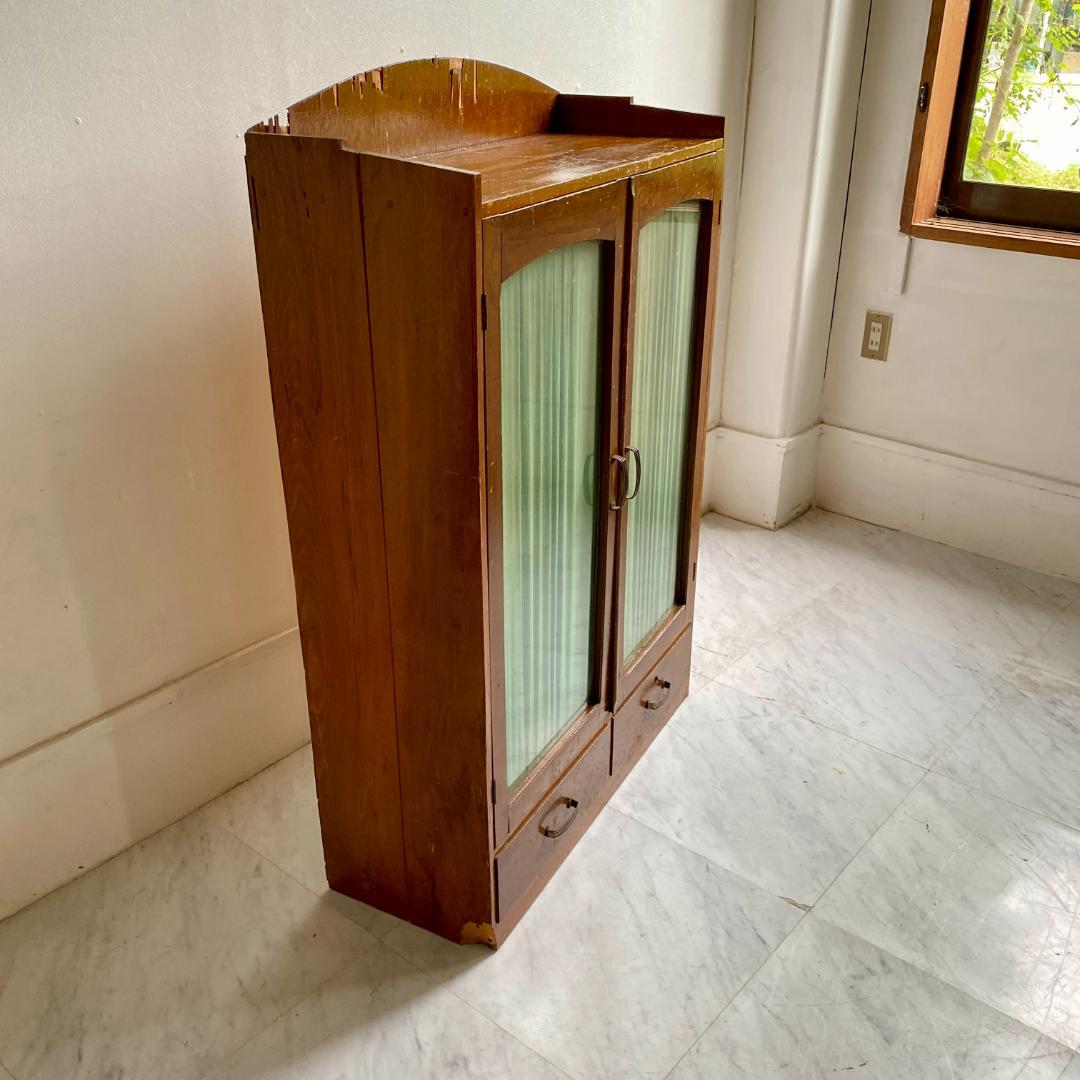 ジャンク レトロな木製キャビネット 古い本棚 ガラス扉付き カーテン付き