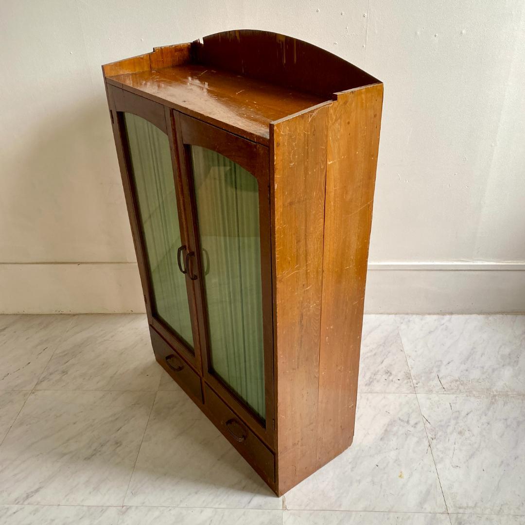 ジャンク レトロな木製キャビネット 古い本棚 ガラス扉付き カーテン付き