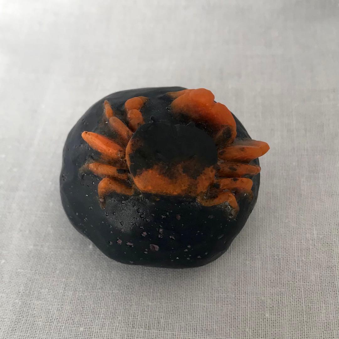 「岩に凝っとする沢蟹」　置物　ペーパーウェイト　パートドヴェール