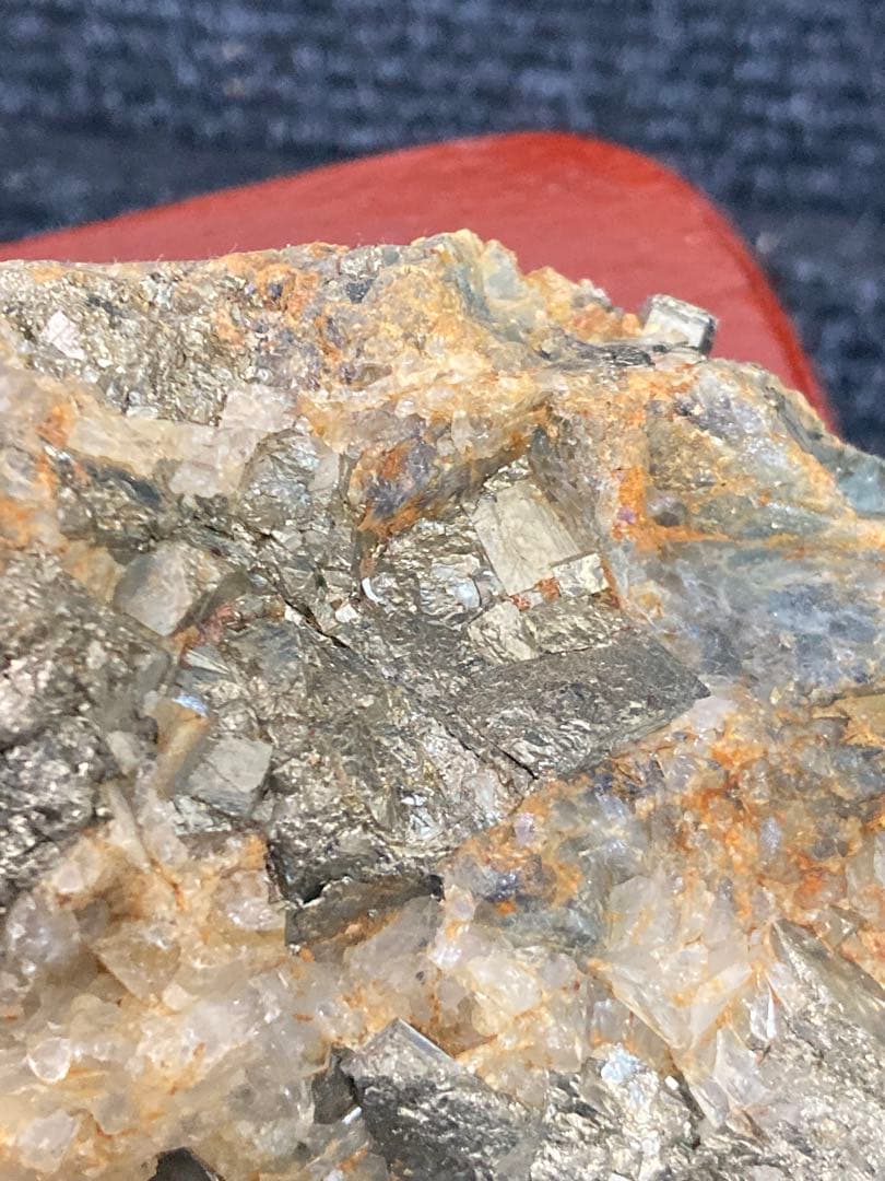 金鉱石　鉱物標本　鉱石