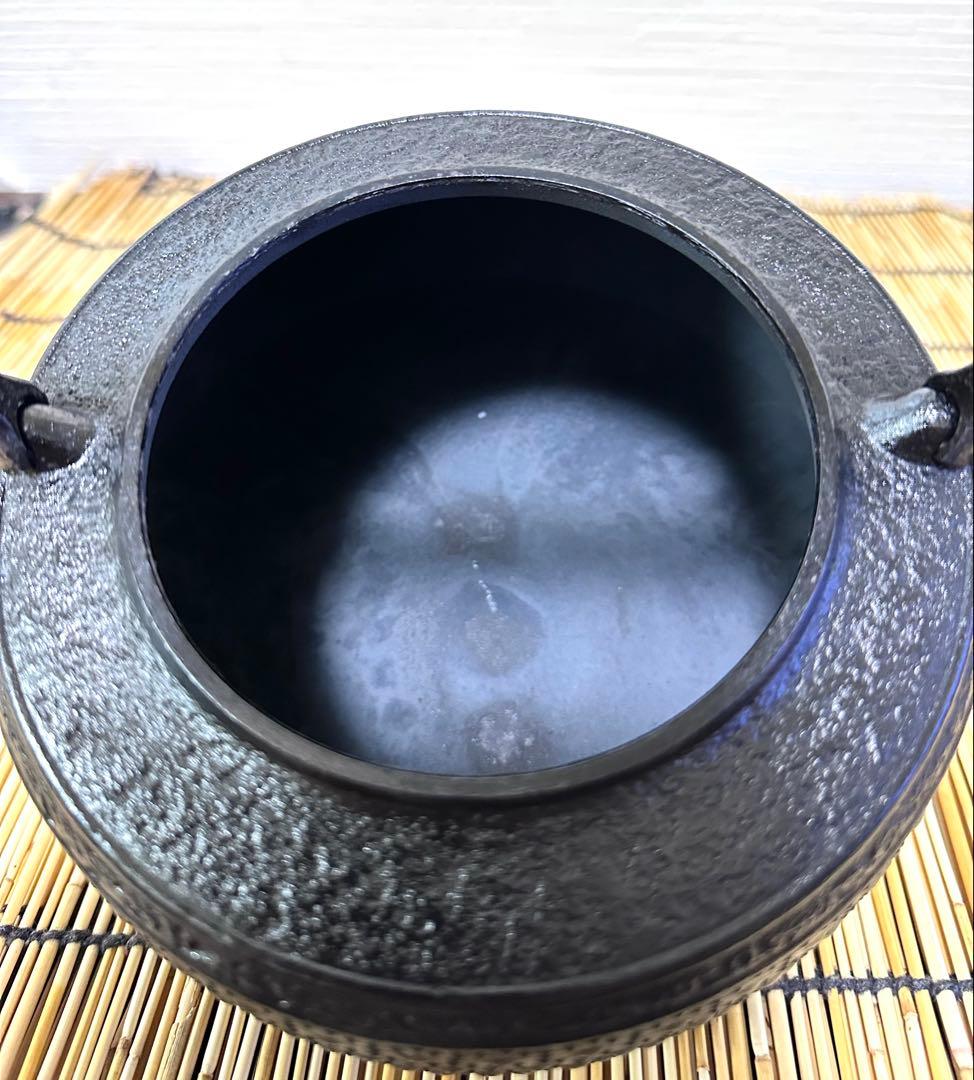 新品、供箱等付属品付 南部岩鋳四代目清末作 丸型肩付亀甲 鉄瓶台セット
