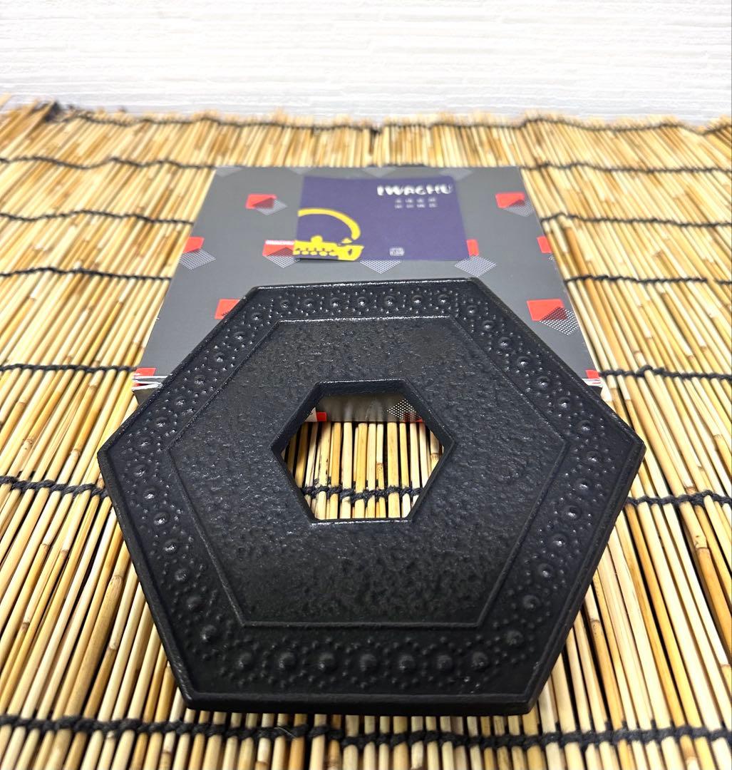 新品、供箱等付属品付 南部岩鋳四代目清末作 丸型肩付亀甲 鉄瓶台セット