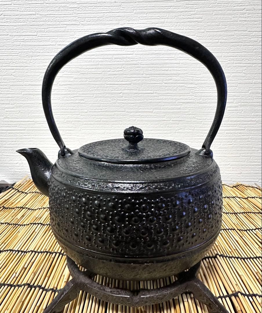 新品、供箱等付属品付 南部岩鋳四代目清末作 丸型肩付亀甲 鉄瓶台セット