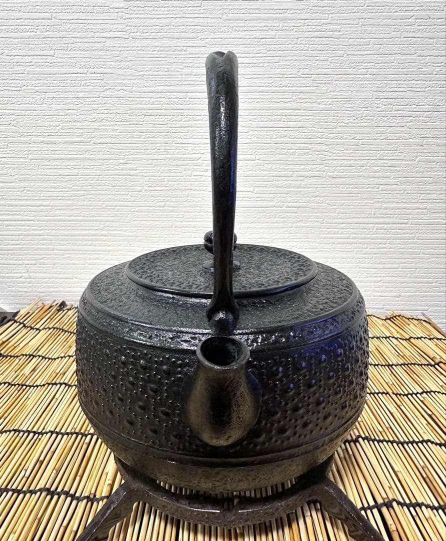 新品、供箱等付属品付 南部岩鋳四代目清末作 丸型肩付亀甲 鉄瓶台セット