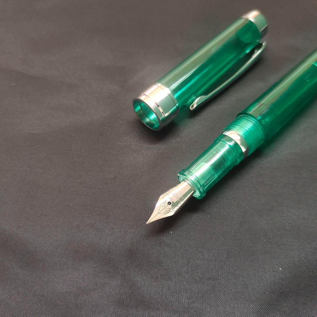 @透明な緑色の万年筆 1