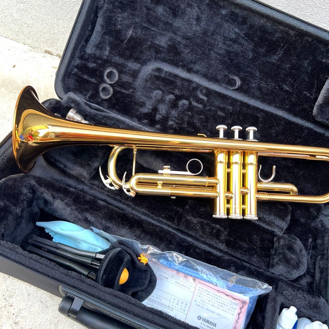 ヤマハトランペットYTR-3335　金色トランペット マウスピース付き