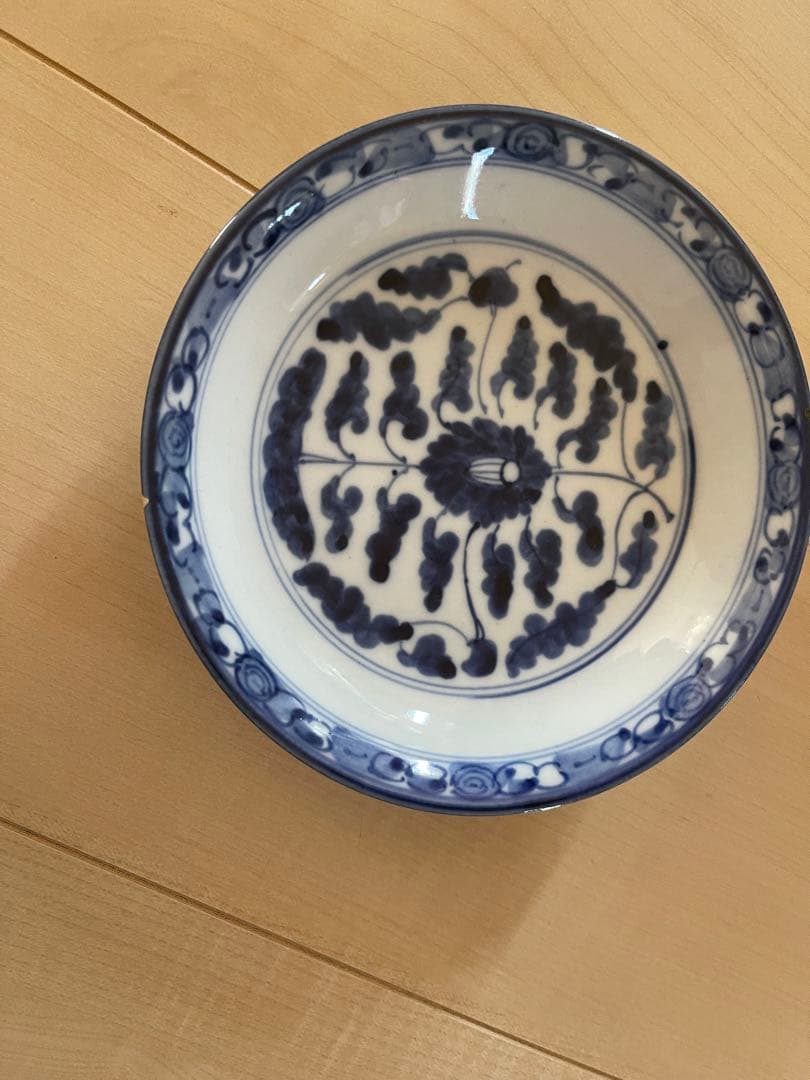 青と白の花模様の皿 陶磁器