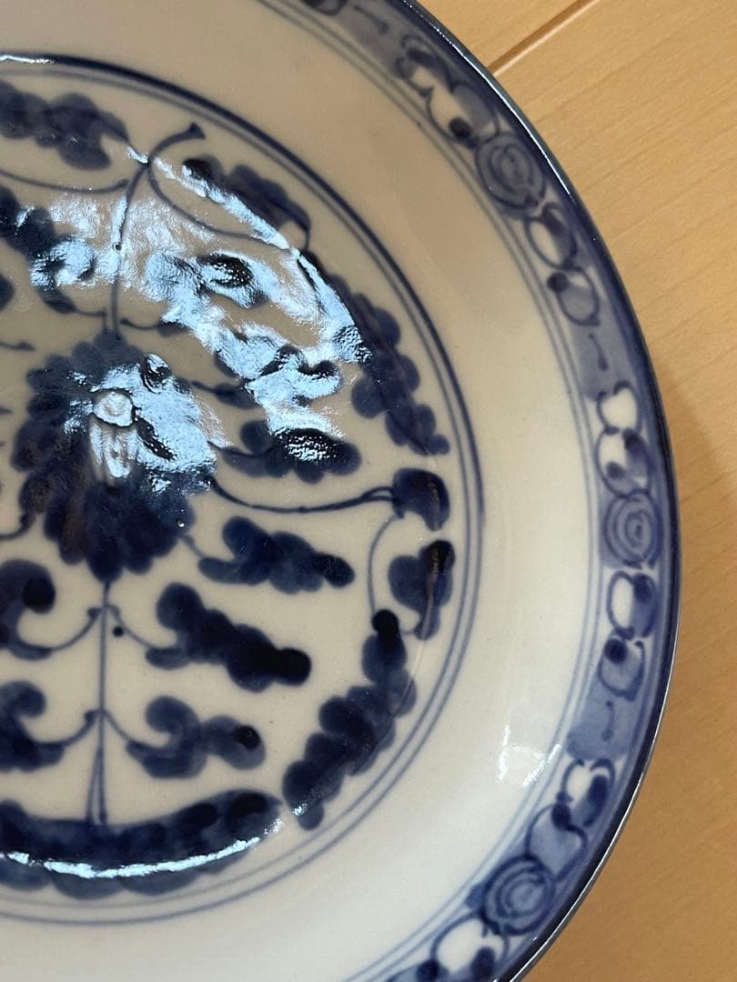 青と白の花模様の皿 陶磁器