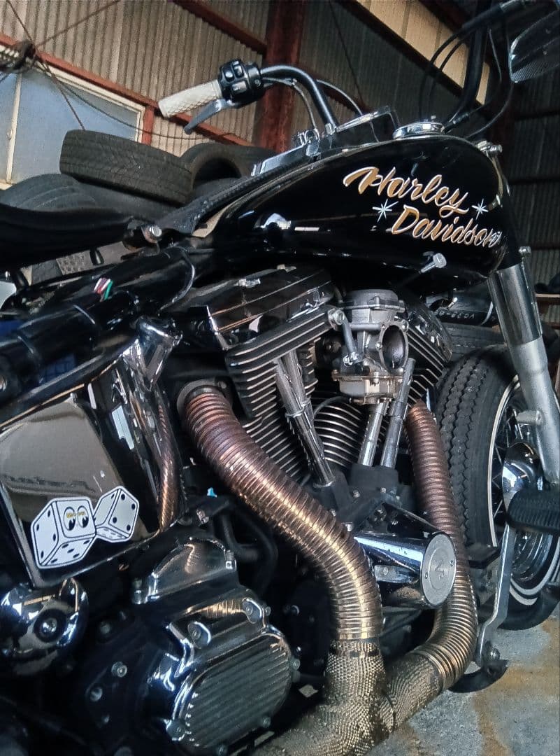 ヤンガスタンク 黒 ゴールドロゴ　3.5ガロン