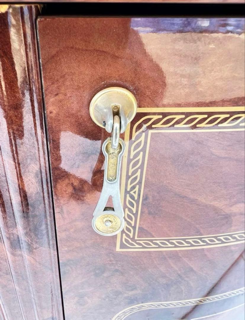 アンティークなビクトリア朝様式のウォールナット象嵌細工のクレ デンザ