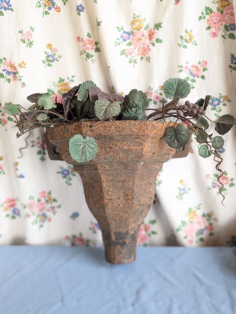 イギリス アンティーク 鉄製 シャビー 吊りプランター 壁掛けプランター 茶色