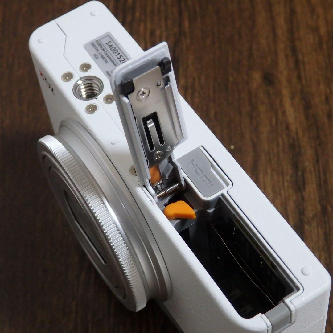 動作確認済　FUJI FILM XQ2 ホワイト 富士フイルム