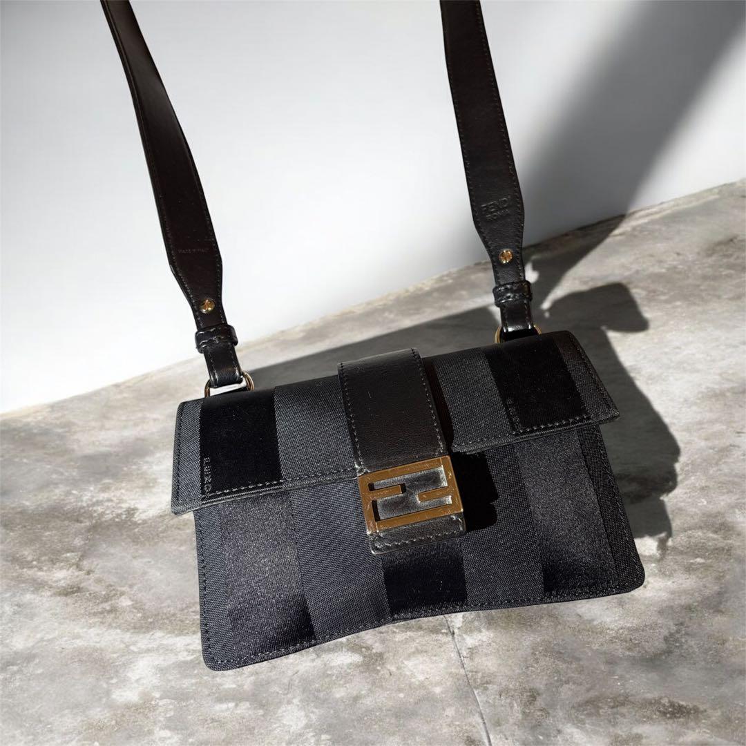 本日限定価格✨FENDI フェンディ 定価25万 ズッカレザーショルダー