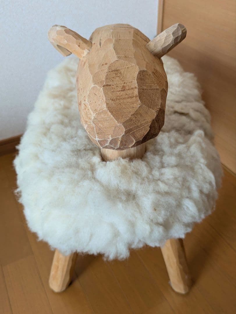 羊の木製スツール