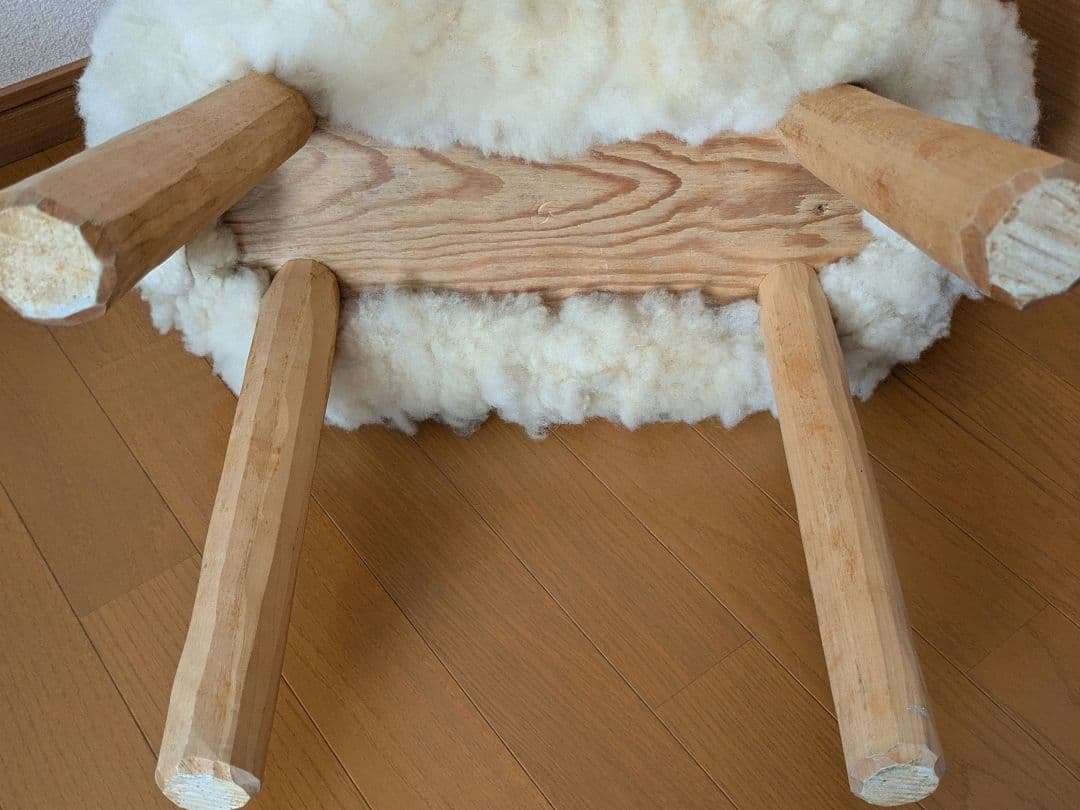 羊の木製スツール