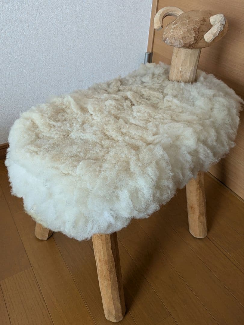 羊の木製スツール