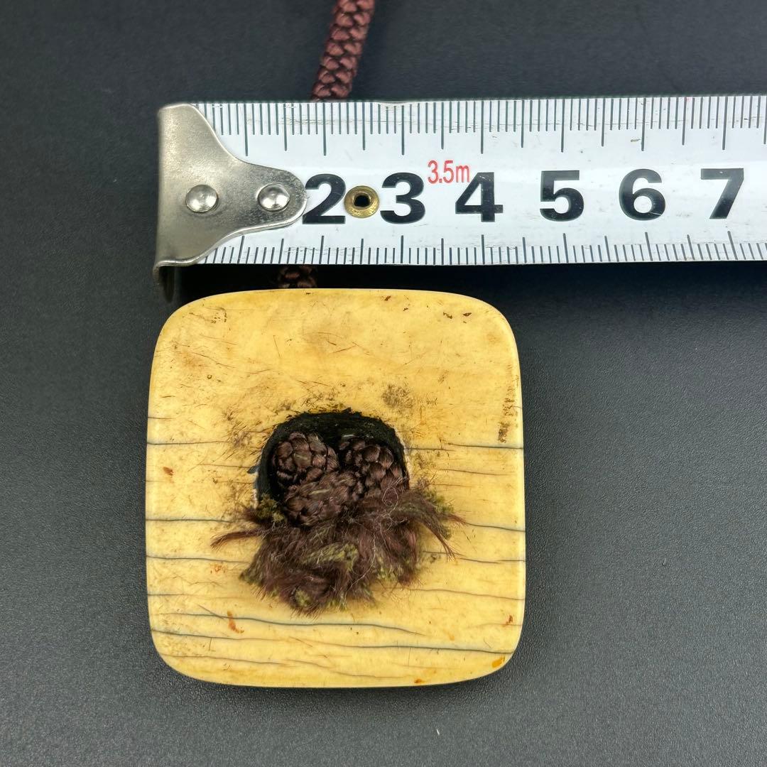 根付け　骨　四角形オブジェ 古美術　根付け茶色の紐付き　根付け　時代物