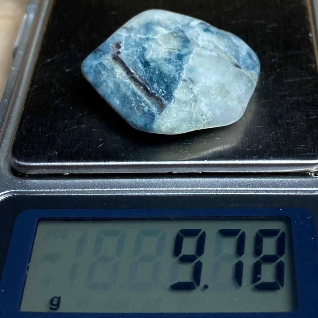 【超貴重石】糸魚川翡翠　横川　黒入り 断層 青翡翠　原石　9.7ｇ