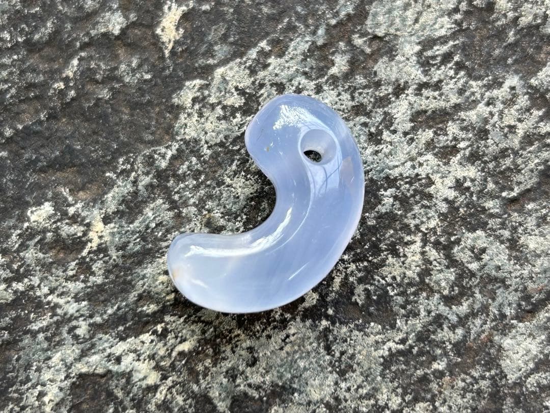 青森産青メノウ勾玉　錦石