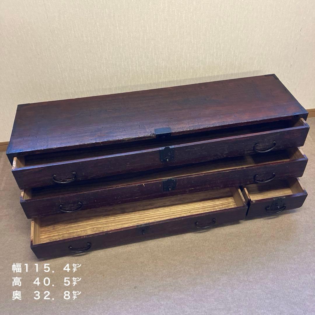 アンティークな刀箪笥（外枠概寸　Ｗ１１６㌢、Ｈ４１㌢、Ｄ３３㌢）