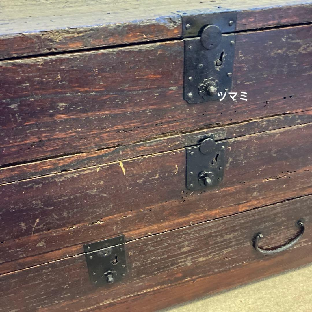 アンティークな刀箪笥（外枠概寸　Ｗ１１６㌢、Ｈ４１㌢、Ｄ３３㌢）