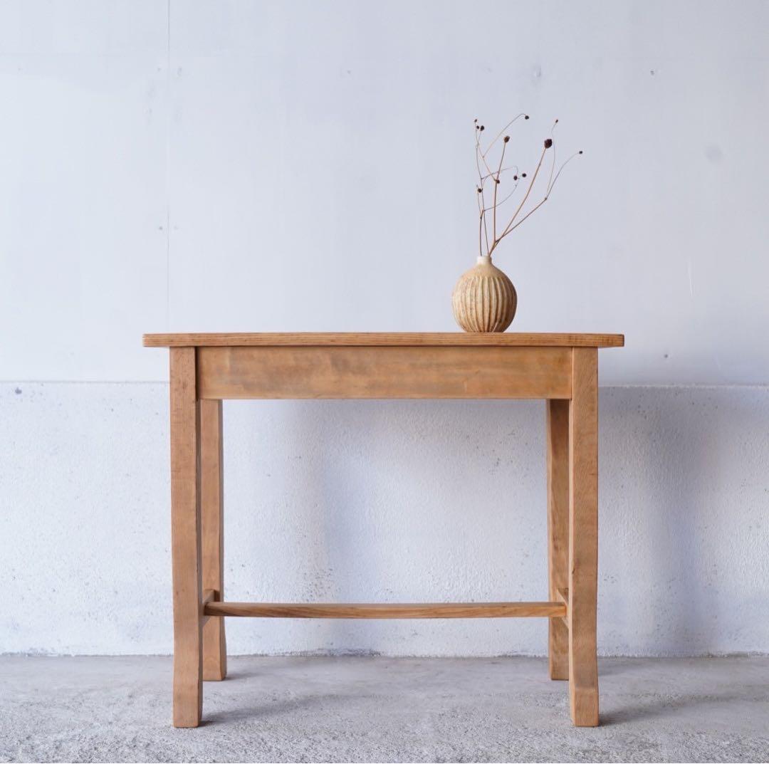 古い無垢材のサイドテーブル