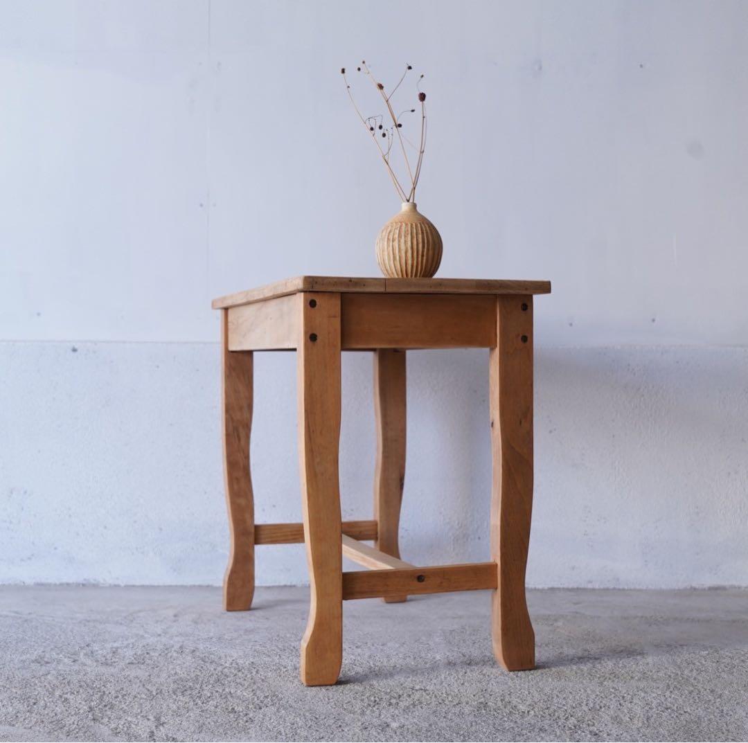古い無垢材のサイドテーブル