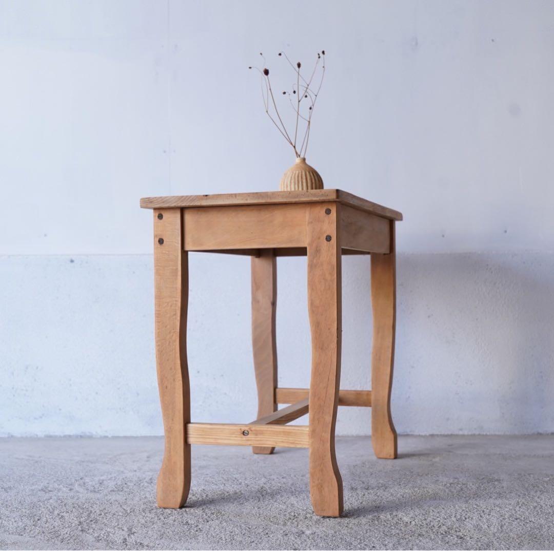 古い無垢材のサイドテーブル